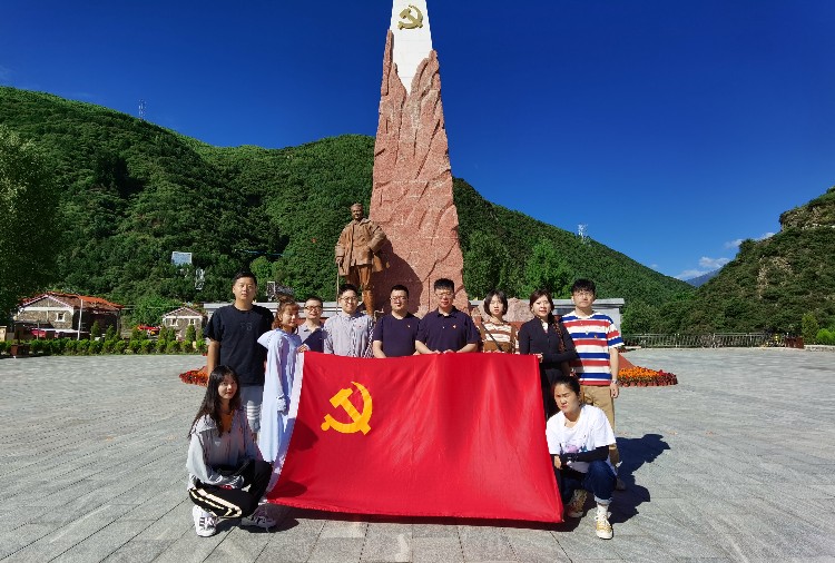参观学习胡底革命烈士广场1.jpg
